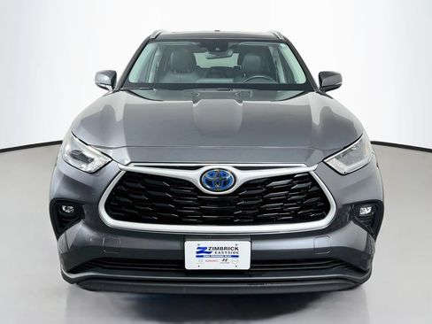 Used 2021 Toyota Highlander XLE AWD/4WD image 2