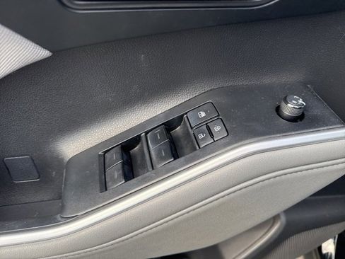 Used 2024 Toyota Highlander LE image 9