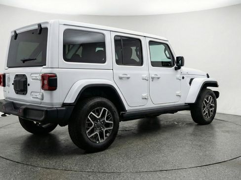 Used 2025 Jeep Wrangler Sahara image 9