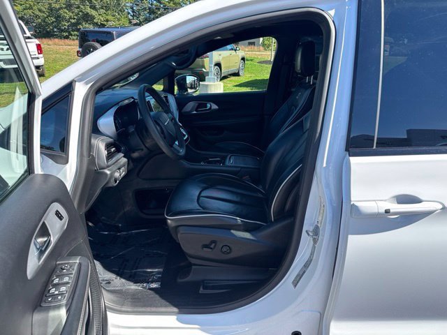 Used 2025 Chrysler Pacifica Limited FWD image 17