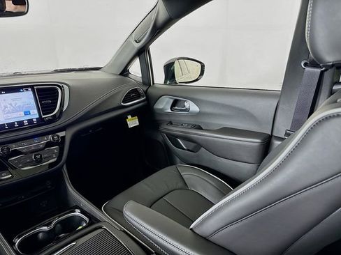 New 2026 Chrysler Pacifica Limited w/ Uconnect Theater Family Group image 23
