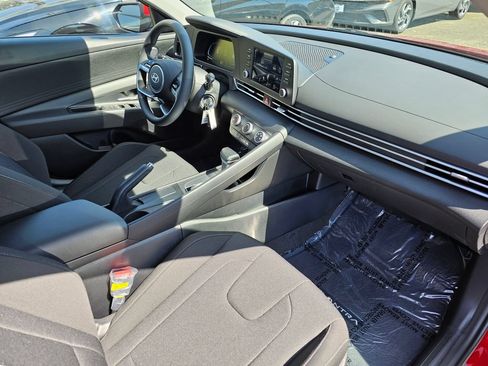 Used 2025 Hyundai Elantra SE FWD image 11
