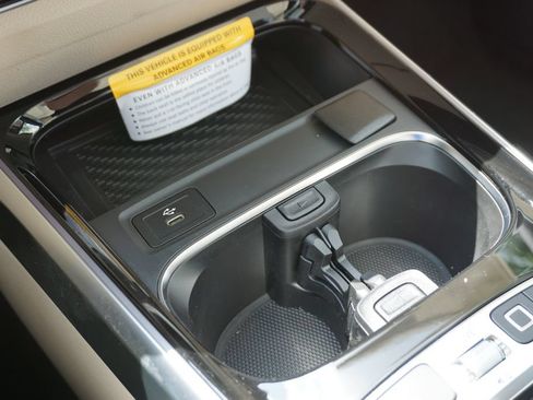 Used 2025 Mercedes-Benz GLB 250 image 38