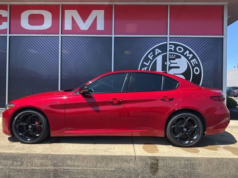 Used 2023 Alfa Romeo Giulia Veloce AWD/4WD image 15