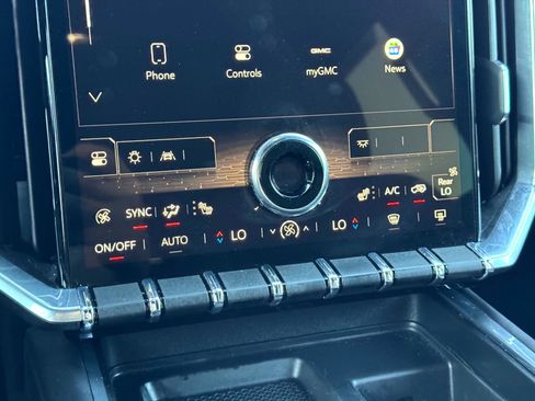 Used 2025 GMC Acadia Elevation image 29