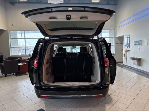 Used 2024 Chrysler Pacifica Touring-L AWD/4WD image 11