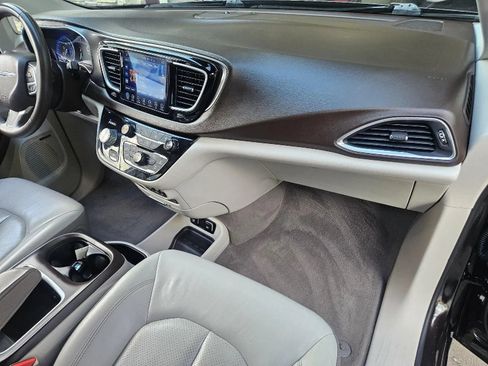 Used 2017 Chrysler Pacifica Touring-L Plus w/ Advanced Safetytec Group FWD image 15