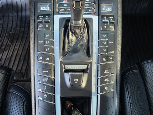 Used 2018 Porsche Macan Turbo AWD/4WD image 18