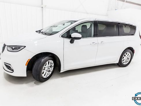 Used 2023 Chrysler Pacifica Touring-L image 3