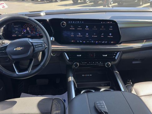Used 2025 Chevrolet Suburban Premier AWD/4WD image 9