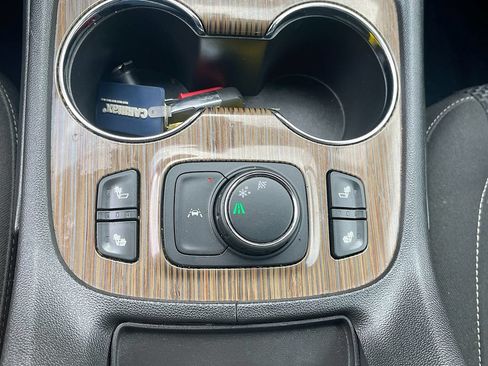 Used 2022 GMC Acadia SLE w/ Driver Convenience Package FWD image 19