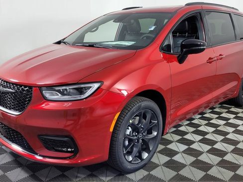 New 2026 Chrysler Pacifica Limited w/ S Appearance Package image 3