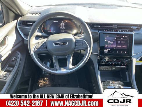 New 2025 Jeep Grand Cherokee Laredo image 12