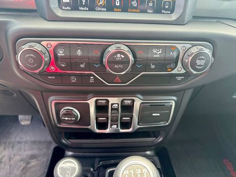 Used 2018 Jeep Wrangler Unlimited Sahara image 20