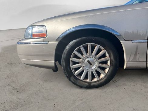 Used 2003 Lincoln Town Car Signature RWD image 14