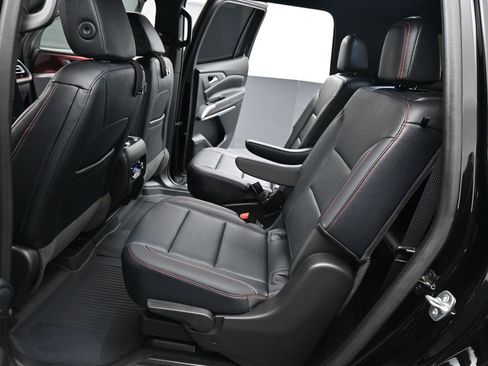 Used 2024 Chevrolet Traverse Z71 image 2