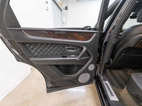 Used 2017 Bentley Bentayga AWD/4WD image 38