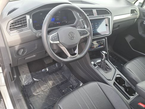Used 2024 Volkswagen Tiguan SE image 17