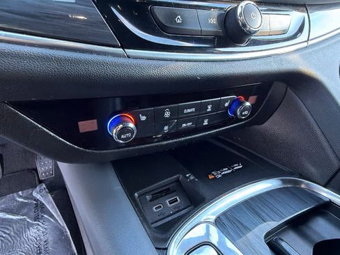 Used 2022 Buick Enclave Essence image 14