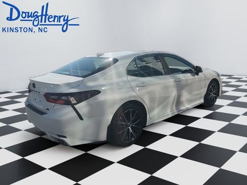 Used 2024 Toyota Camry SE image 5