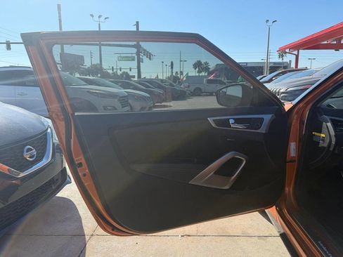Used 2015 Hyundai Veloster RE:FLEX Edition image 6