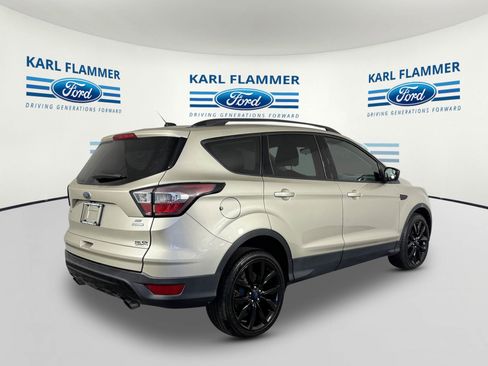 Used 2017 Ford Escape SE w/ SE Sport Appearance Package image 3