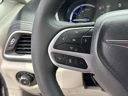 Used 2023 Chrysler Pacifica Limited FWD image 43