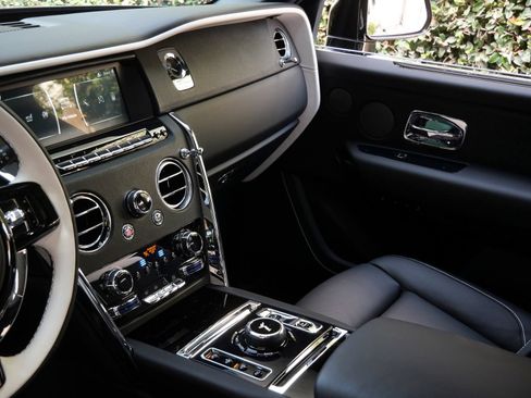 Certified 2023 Rolls-Royce Cullinan AWD/4WD image 25