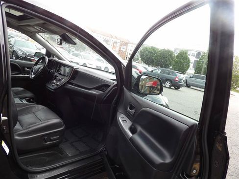 Used 2019 Toyota Sienna SE Premium FWD image 14