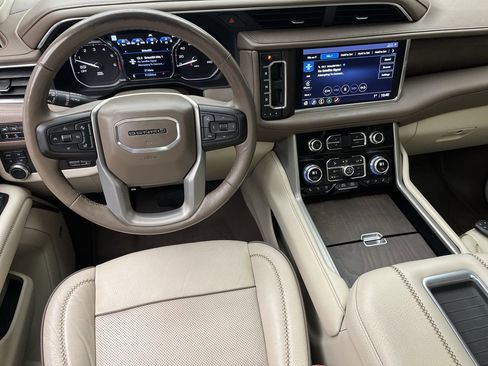 Used 2021 GMC Yukon XL Denali w/ Denali Premium Package image 16