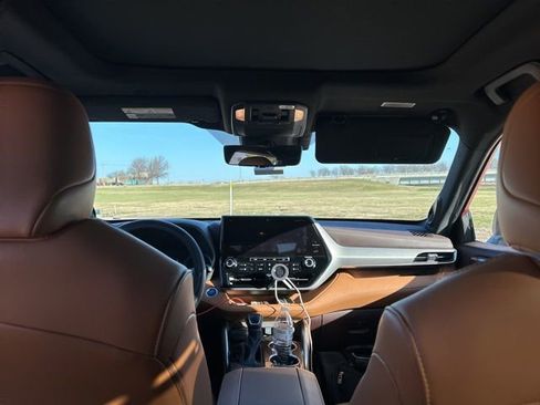 Used 2021 Toyota Highlander Platinum image 10