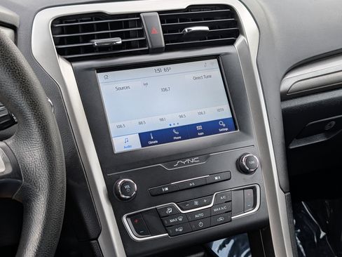 Used 2020 Ford Fusion SE image 18