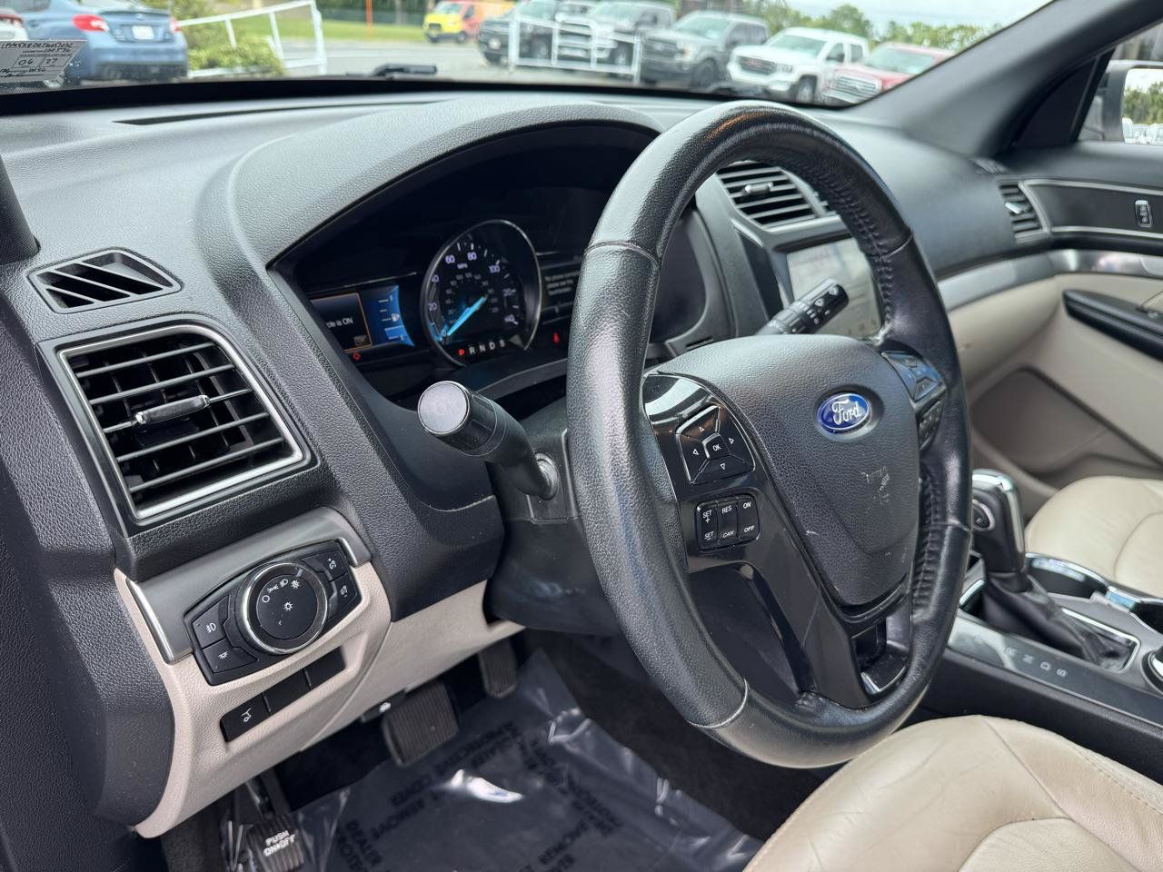 Used 2018 Ford Explorer XLT w/ Equipment Group 202A AWD/4WD image 11