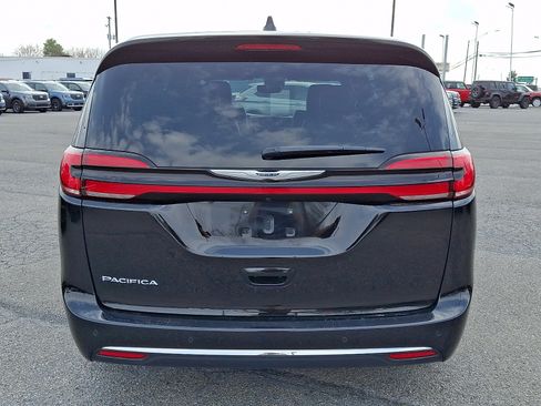 Used 2025 Chrysler Pacifica Select FWD image 5
