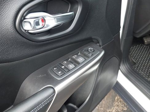 Used 2020 Jeep Cherokee Latitude Plus w/ Cold Weather Group image 11