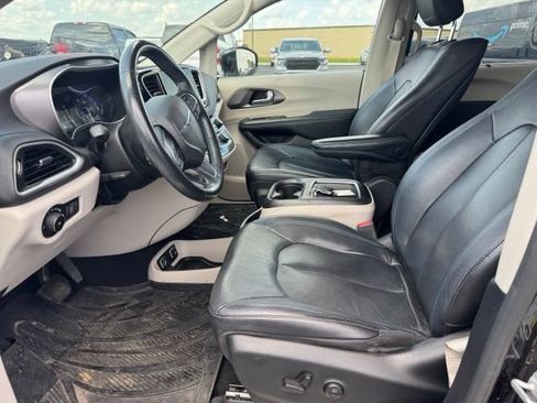 Used 2021 Chrysler Pacifica Touring-L w/ Uconnect Theater Family Group AWD/4WD image 12