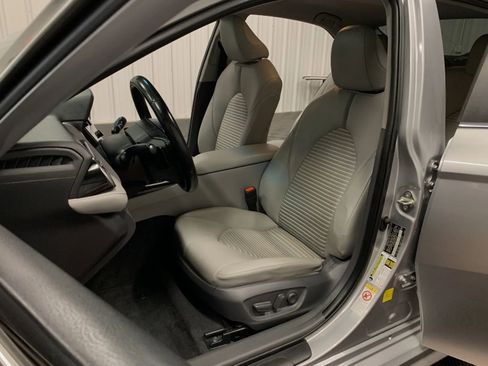 Used 2019 Toyota Camry SE w/ Carpet Mat Package image 37