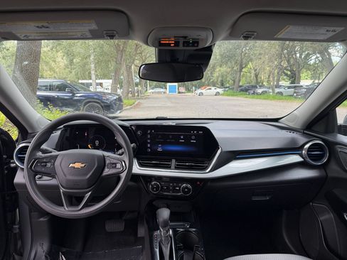 Used 2025 Chevrolet Trax LT FWD image 29