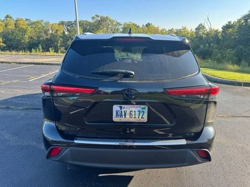 Used 2023 Toyota Highlander XLE FWD image 4