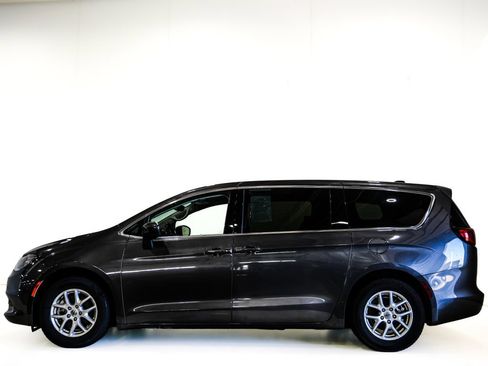 Used 2023 Chrysler Voyager LX FWD image 5