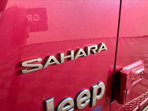 Used 2022 Jeep Wrangler Unlimited Sahara w/ Cold Weather Group image 10