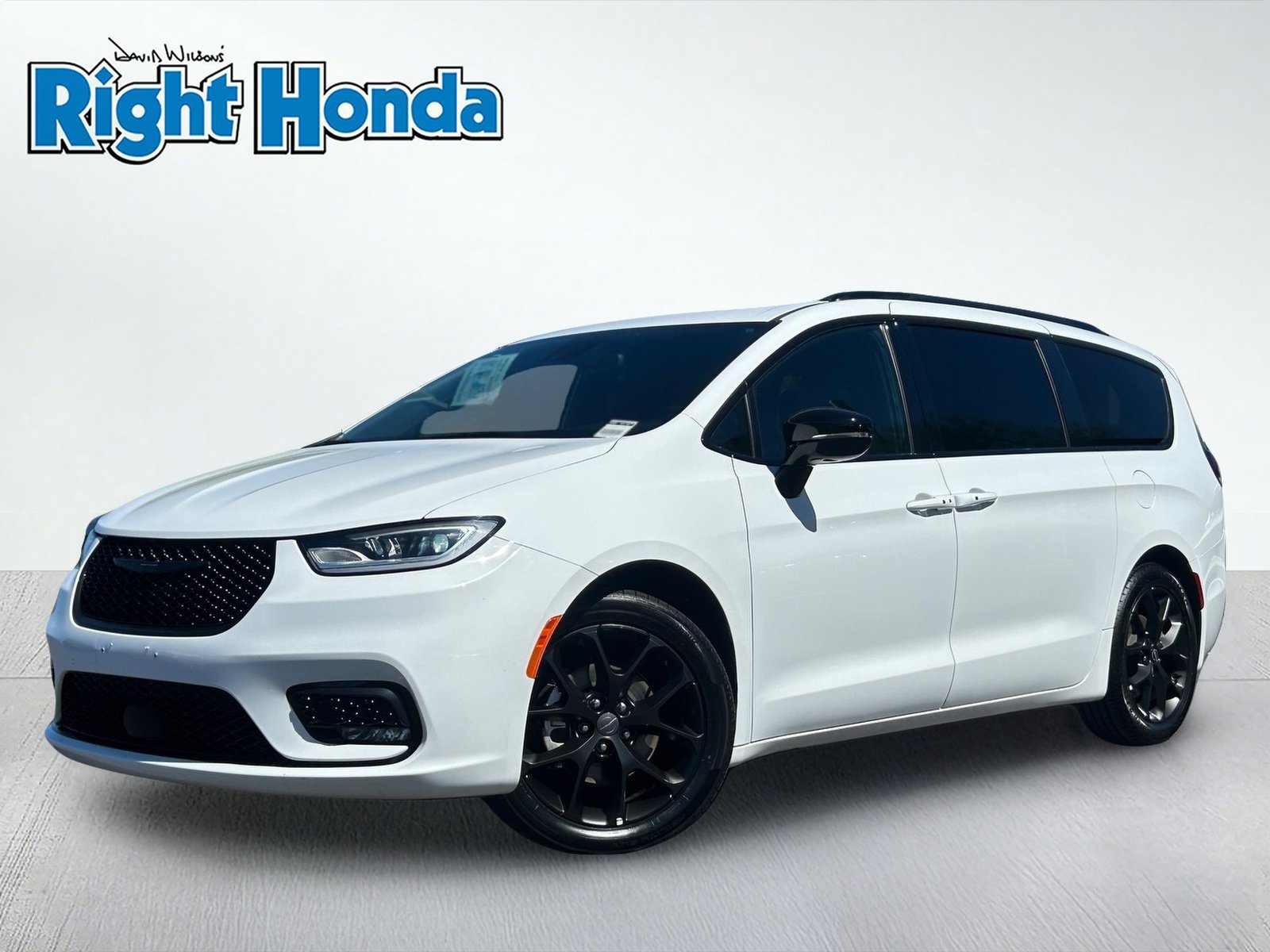 Used 2025 Chrysler Pacifica Limited FWD image 2