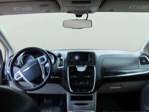 Used 2013 Chrysler Town & Country Touring-L w/ Driver Convenience Group FWD image 8