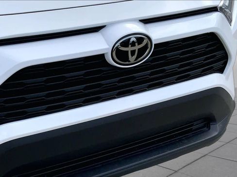 Used 2022 Toyota RAV4 XLE AWD/4WD image 28