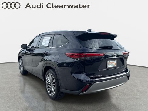 Used 2023 Toyota Highlander Platinum FWD image 3