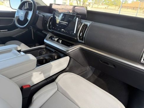 New 2025 Ford Expedition Platinum image 12