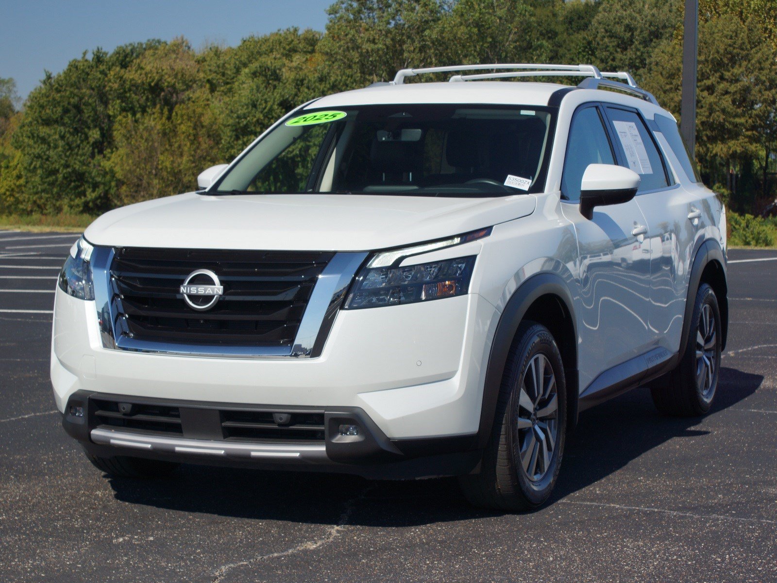 Used 2025 Nissan Pathfinder SL FWD image 2