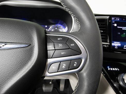 Used 2022 Chrysler Pacifica Touring-L image 32