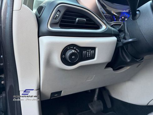 Used 2019 Chrysler Pacifica Touring-L image 34