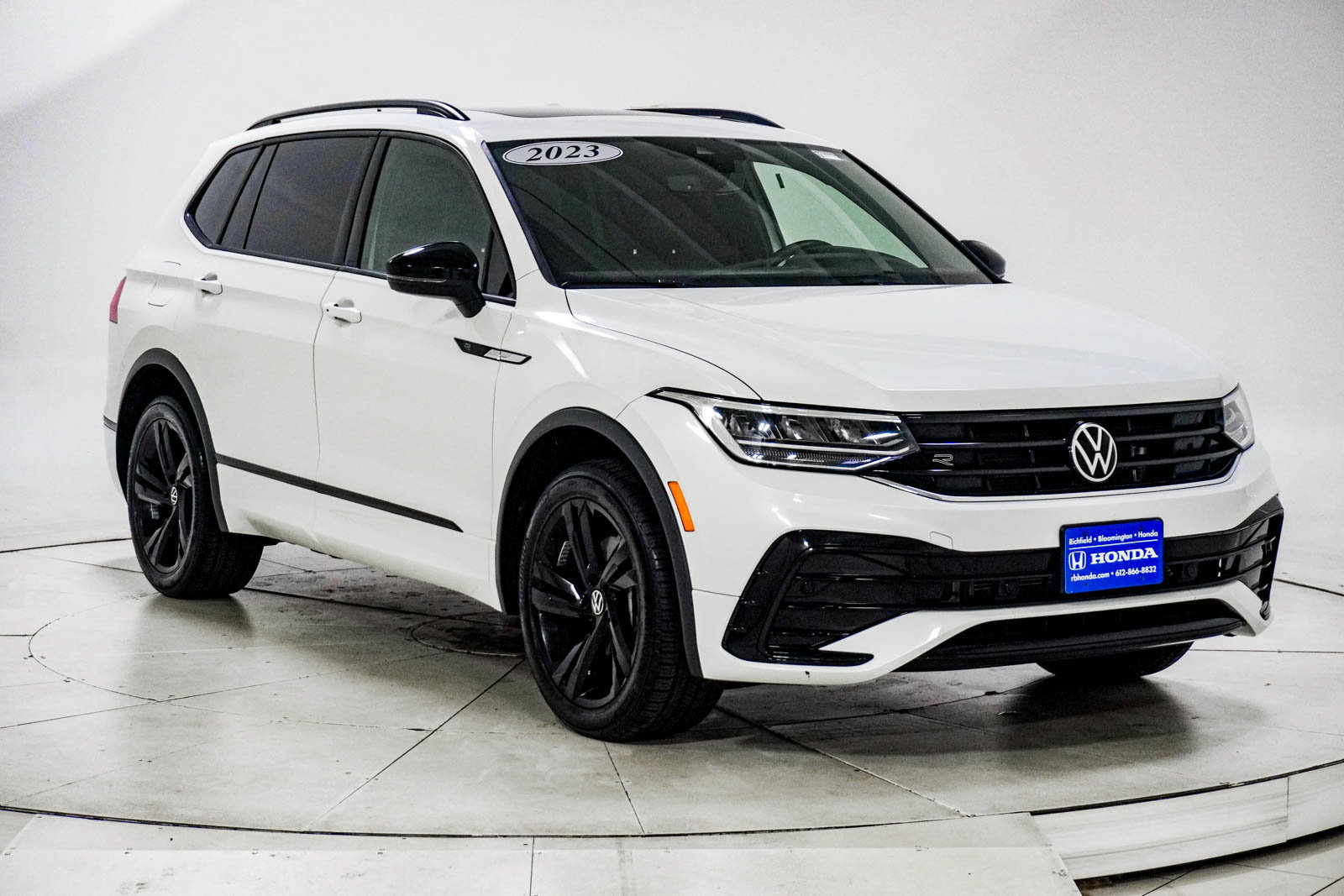Used 2023 Volkswagen Tiguan SE R-Line FWD image 13